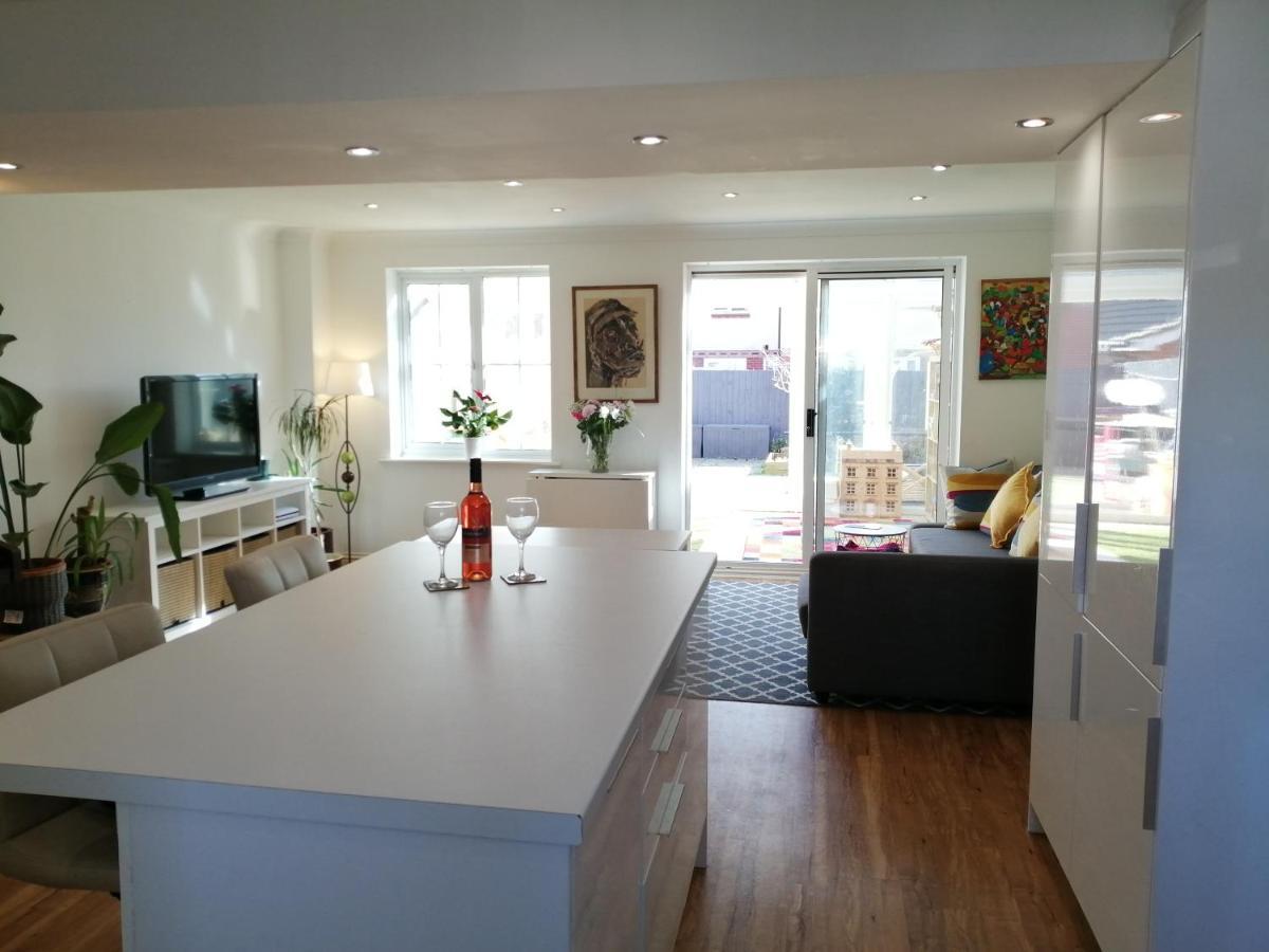 Spacious Townhouse With Sea Views Near Cardiff Бари Екстериор снимка