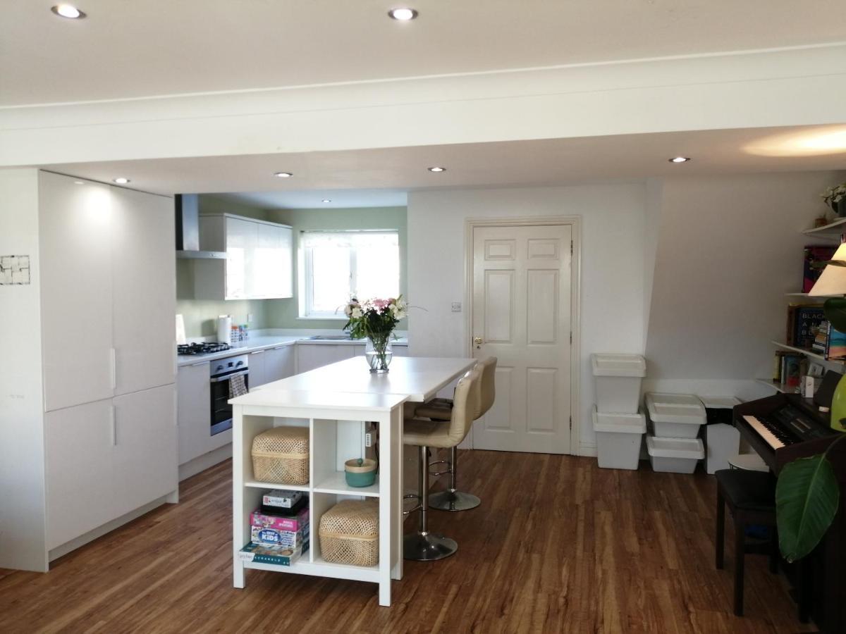 Spacious Townhouse With Sea Views Near Cardiff Бари Екстериор снимка